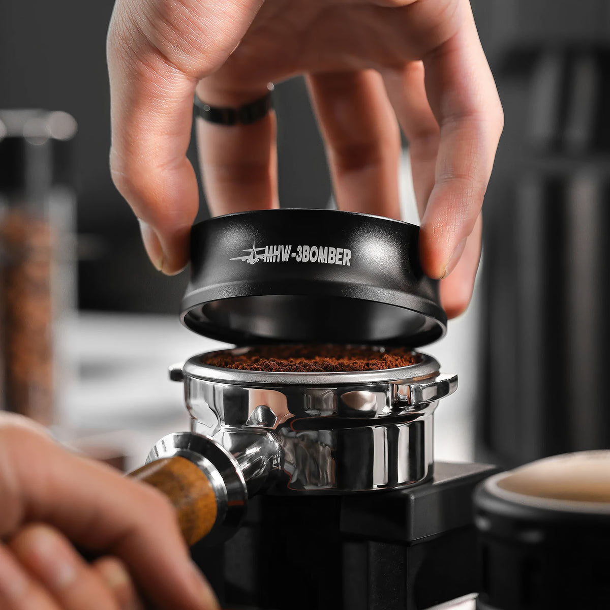 Espresso Magnetic Dosing Ring Aluminum Alloy – detail view | Lastaforest