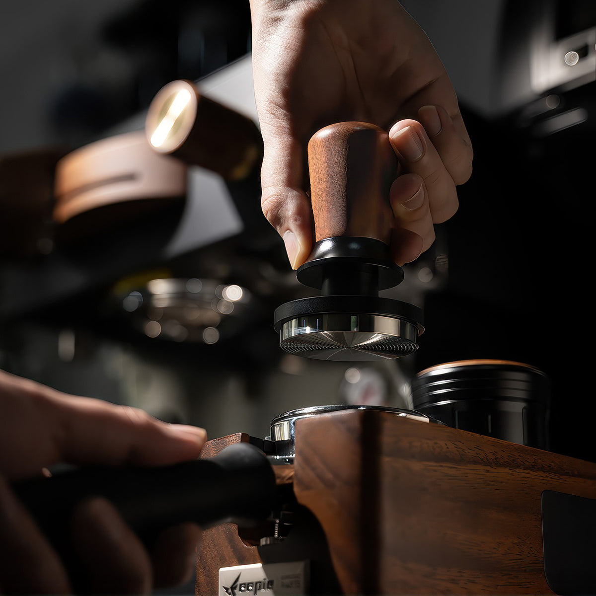 Walnut Coffee Tamper Balanced Design – detail view | Lastaforest