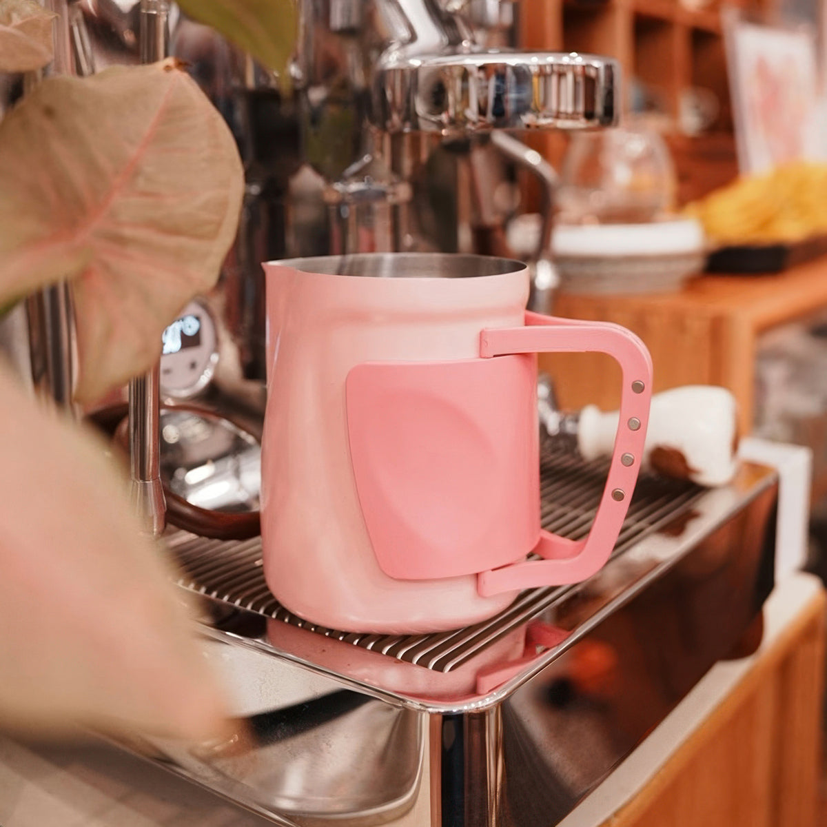 Convertible Foldable Handle Latte Pitcher – detail view | Lastaforest