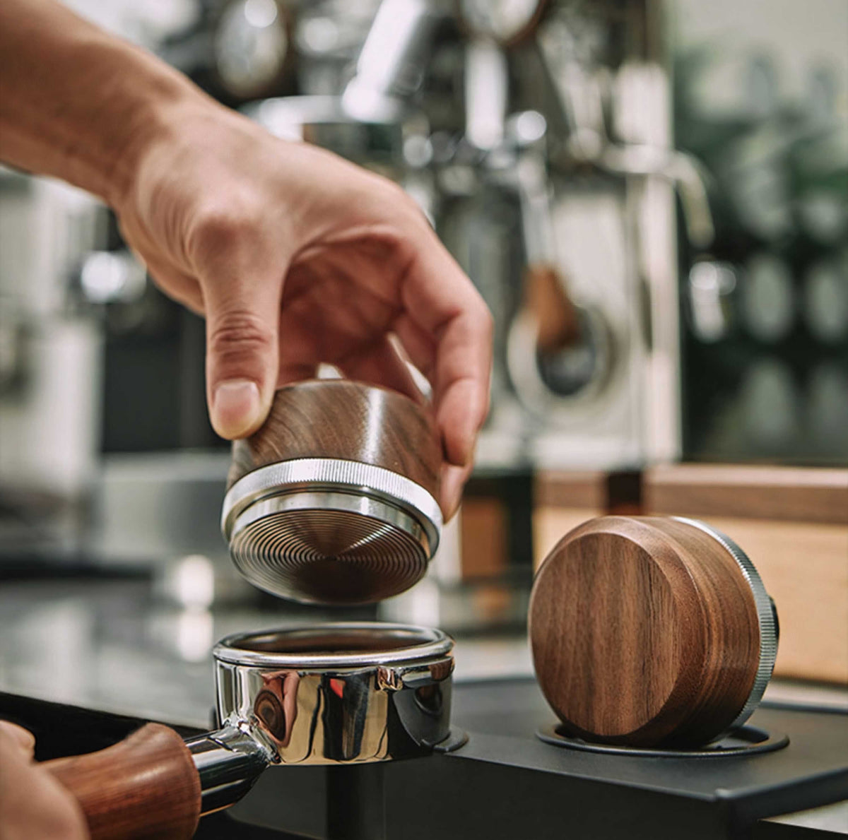 Tamper & Distributor with Wooden Handle – detail view | Lastaforest