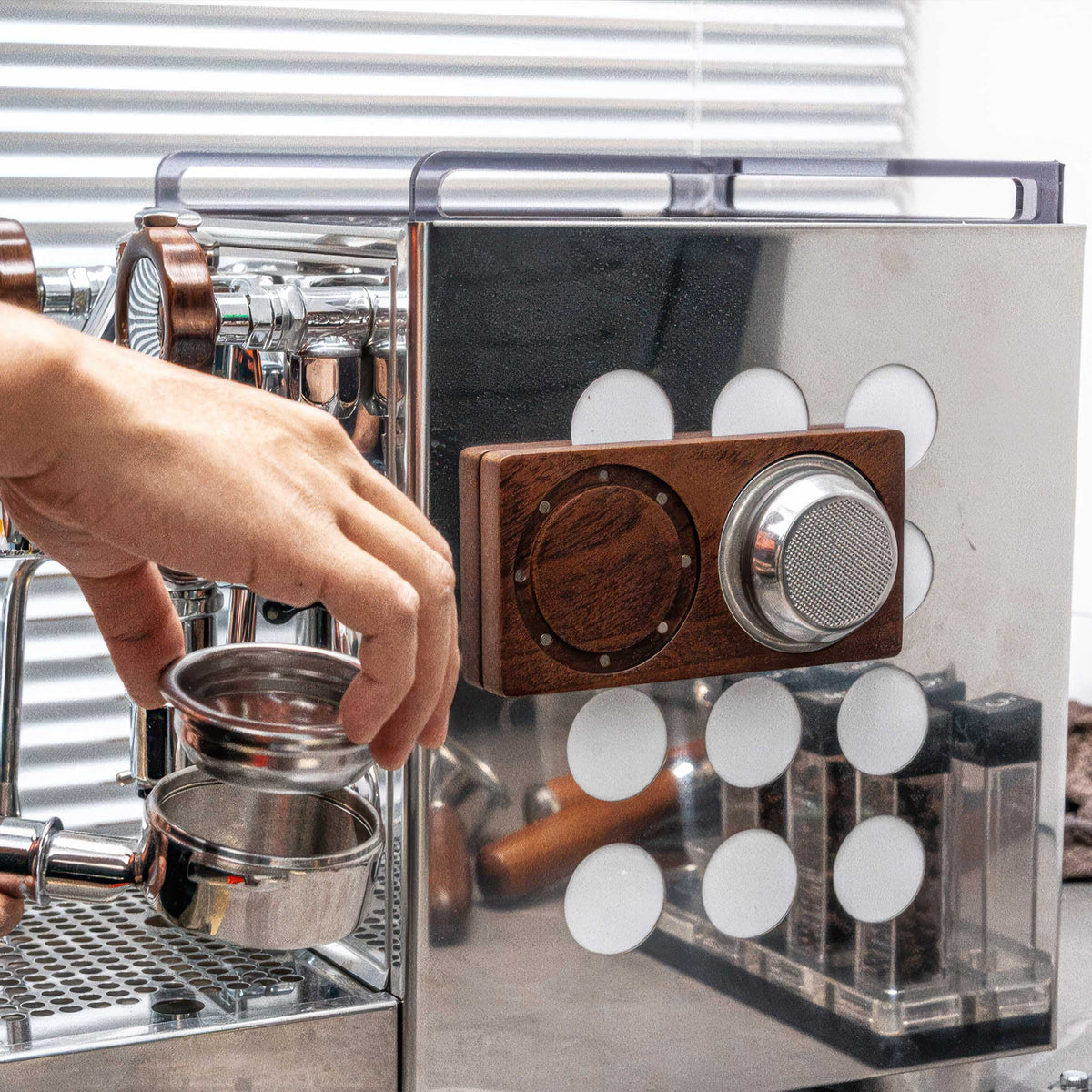Magnetic Espresso Filter Basket Holder 58MM – detail view | Lastaforest