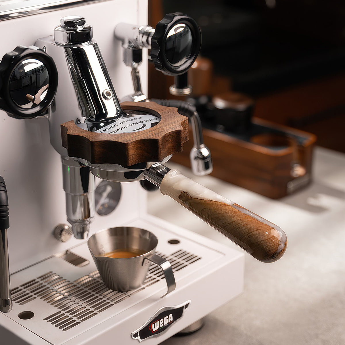 Walnut & Resin Handle Bottomless Portafilter – view 5 | Lastaforest