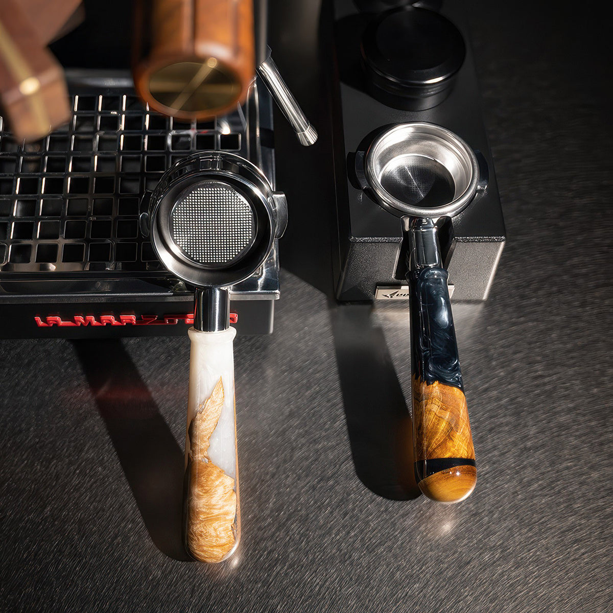 Walnut & Resin Handle Bottomless Portafilter – detail view | Lastaforest