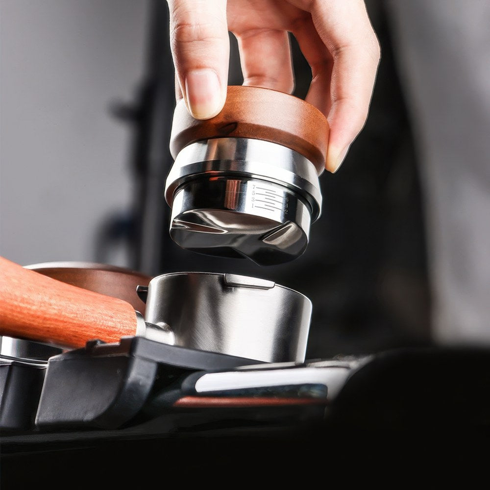 Espresso Distributor with Walnut Handle – detail view | Lastaforest