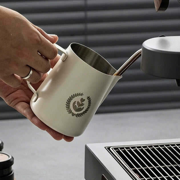 Anti-Overflow Milk Pitcher 600ml - Latte Art Jug – side view | Lastaforest